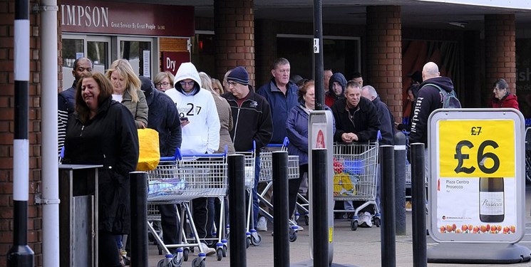 انتقاد مقامات انگلیسی از هجوم مردم به فروشگاه‌ها