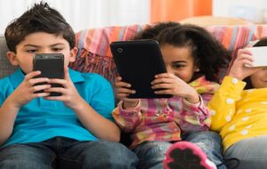 محاسن و معایب استفاده از تلفن همراه برای کودکان/آموزش استفاده مفید گوشی به کودکان