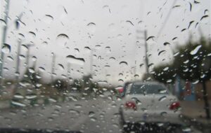 بارش باران در برخی از جاده های کشور
