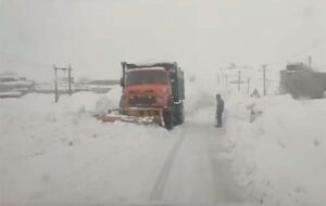 پس از بارش سنگین برف وزیر کشور به کوهرنگ رفت