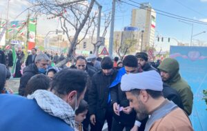 حضور روشنگرانه همراه با ترویج فرهنگ کتابخوانی شرکت نفت ایرانول در راهپیمایی ۲۲ بهمن