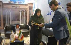 (بازدید سخنگوی دولت از غرفه بانک ملی ایران در سی و ششمین نمایشگاه کتاب