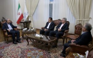 نشست مدیرعامل بیمه دانا و استاندار آذربایجان شرقی با محوریت توسعه همکاری‌ها و ارتقای خدمات بیمه‌ای