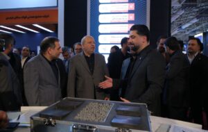 بازدید مدیرعامل شرکت سرمایه گذاری غدیر از غرفه فولاد غدیر نی‌ریز 